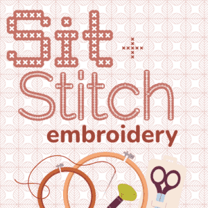 Graphic for Sit and Stitch free embroidery event in Bentonville Northwest Arkansas showing 2 wooden embroidery hoops, a needle with red thread, green thread, and craft scissors over a leaf pattern background. Gráfico del evento gratuito Sit and Stitch de bordado en Bentonville Arkansas mostrando 2 aros de bordado de madera, aguja con hilo rojo, estambre verde y tijeras de costura sobre un fondo de hojas.