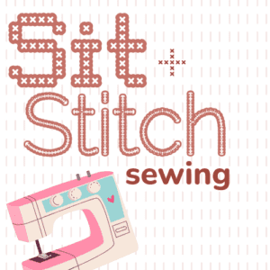 Graphic for Sit and Stitch free sewing event in Bentonville Arkansas showing a pink and teal sewing machine over a stitched pattern background. Gráfico del evento gratuito Sit and Stitch de costura en Bentonville Arkansas mostrando una máquina de coser rosa y turquesa sobre un fondo con patrón de costura.